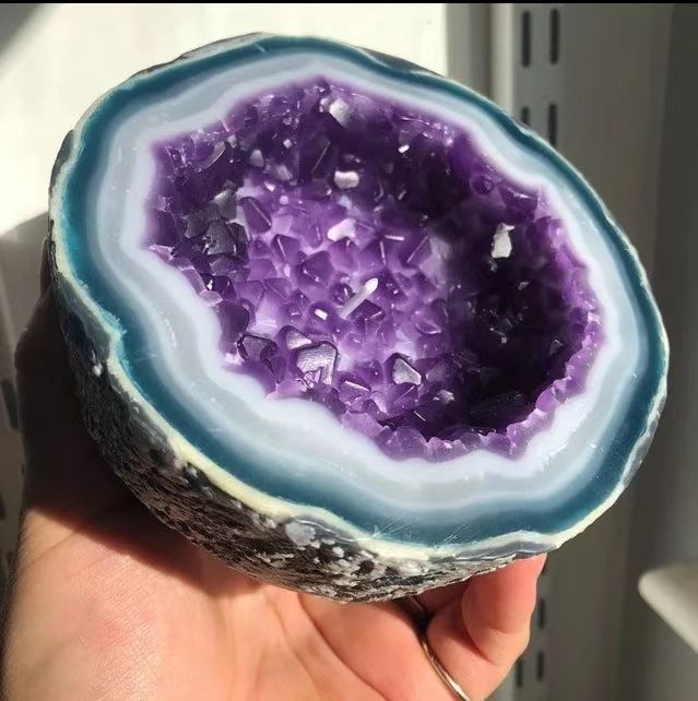 Natural Geode Crystal Candle – Handcrafted Gemstone Scented Candle for Spiritual Healing, Meditation, and Home Decor