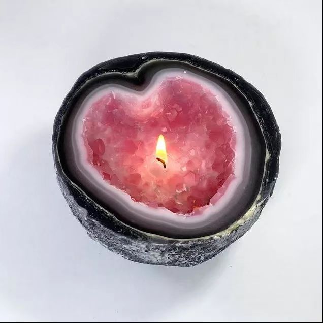 Natural Geode Crystal Candle – Handcrafted Gemstone Scented Candle for Spiritual Healing, Meditation, and Home Decor