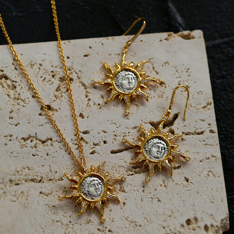 Radiant Sunburst Pendant Necklace – Elegance with a Celestial Glow