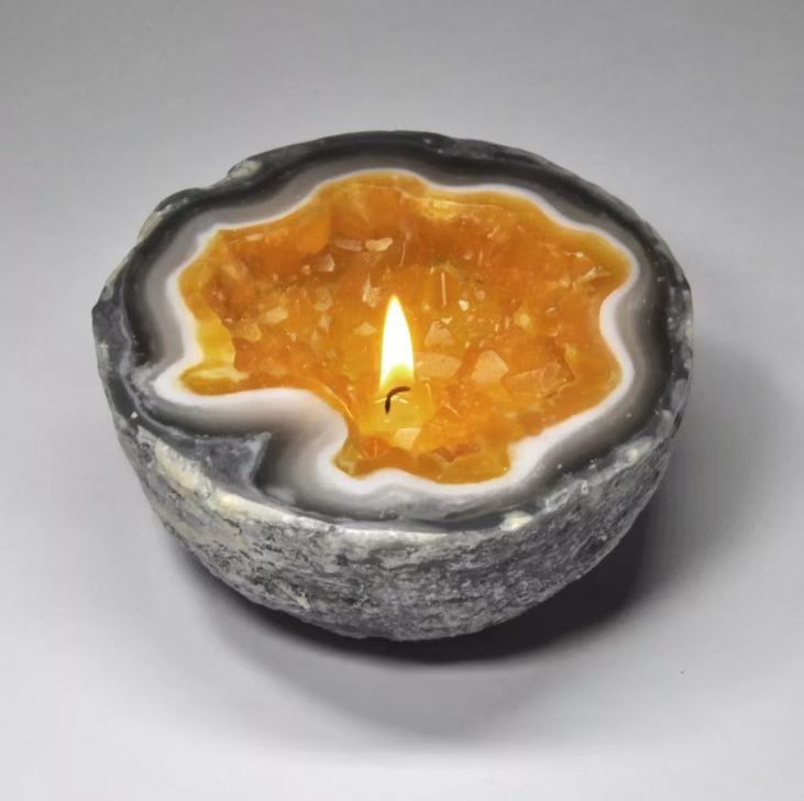 Natural Geode Crystal Candle – Handcrafted Gemstone Scented Candle for Spiritual Healing, Meditation, and Home Decor